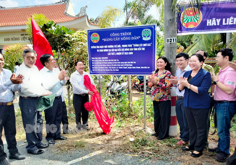 Cắt băng khánh thành công trình Hàng cây nông dân năm 2023.