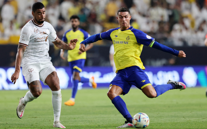 Ronaldo (phải) thi đấu trong trận Al Nassr thắng Al Shabab 3-2 hôm 23/5. Ảnh: Reuters