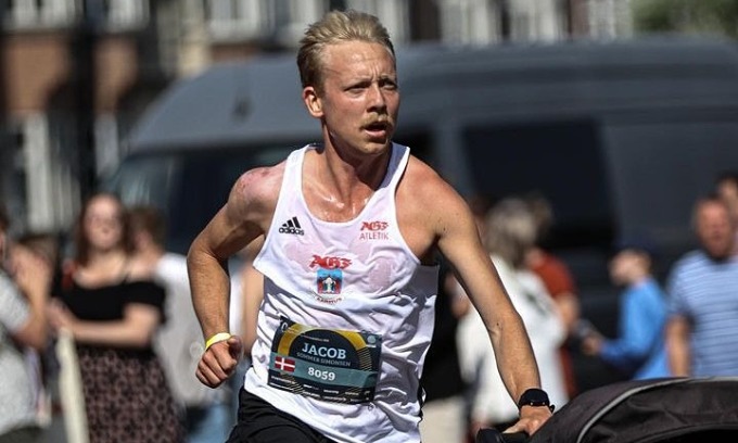 Simonsen đẩy Viggo trên đường chạy Aarhus Half Marathon 2023. Ảnh: @stormenpht