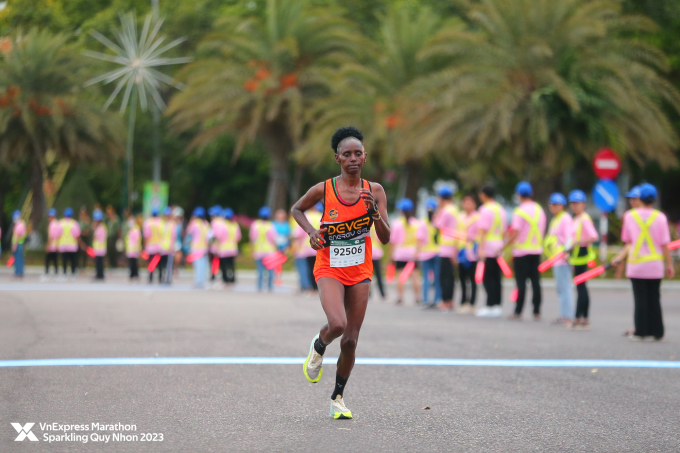 Shelmith không có đối thủ ở nội dung 42km nữ tại VnExpress Marathon Sparkling Quy Nhơn 2023. Ảnh: Lâm Tho