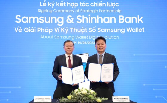 Lãnh đạo Samsung Việt Nam và Ngân hàng Shinhan Việt Nam ký kết hợp tác