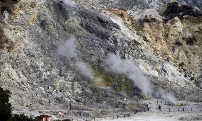 Khói chứa lưu huỳnh phun ra từ Solfatara di Pozzuoli, một trong 24 miệng hố của núi lửa Campi Flegrei. Ảnh: Vincenzo Izzo