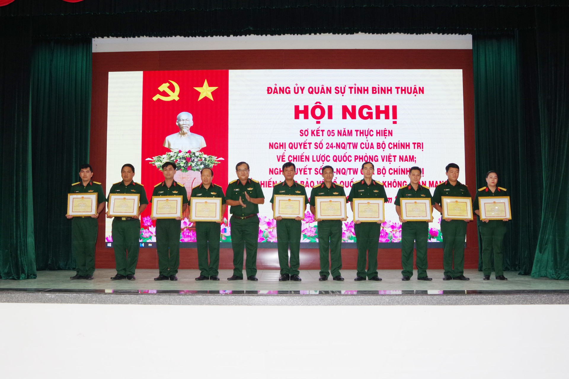 dai-ta-ngo-minh-luc-tinh-uy-vien-pho-bi-thu-thuong-truc-dang-uy-quan-su-tinh-chinh-uy-bo-chqs-tinh-tang-giay-khen-cho-cac-ca-nhan.jpg