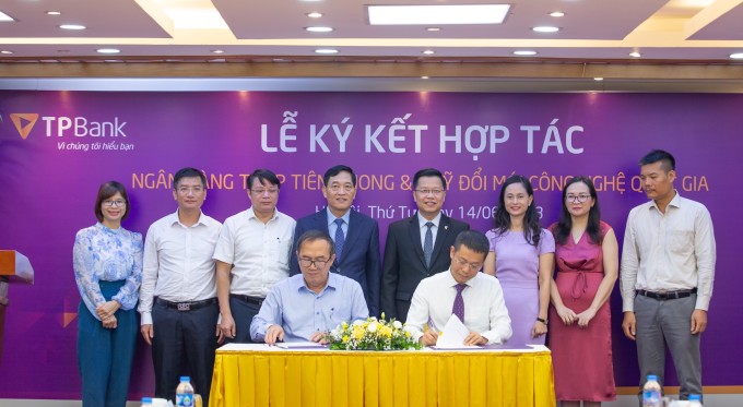 Đại diện TPBank và NATIF ký kết hợp tác.