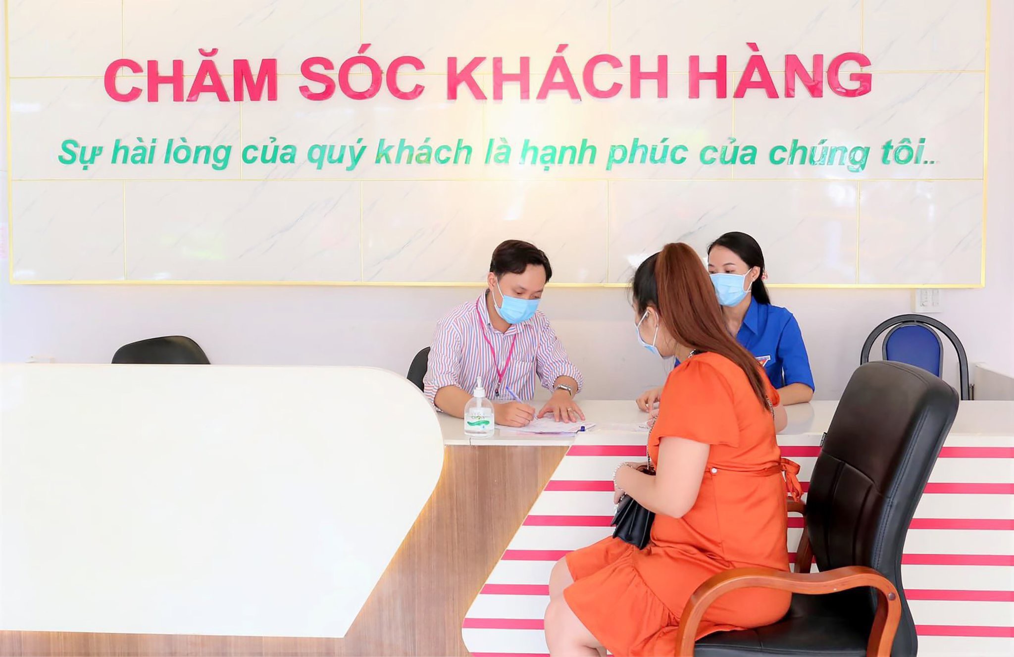 Nhân viên chăm sóc khách hàng hướng dẫn chị em tải ứng dụng. Ảnh do BV cung cấp.