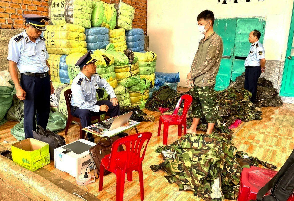 Đắk Lắk: Tạm giữ hàng ngàn sản phẩm quần áo, mũ rằn ri chưa rõ nguồn gốc - Ảnh 1.