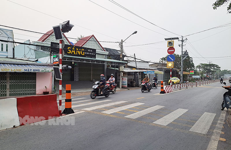 Lắp đăt dãy phân cách và vạch dành cho người đi bộ qua đường nhằm đảm bảo ATGT, đoạn cuối dốc cầu Bến Tre 2, Mỹ Thạnh An, TP. Bến Tre.