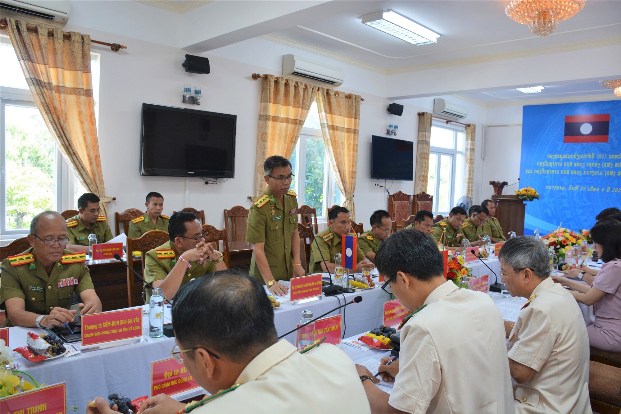 Đại biểu tham dự hội nghị thảo luận, đánh giá tình hình, kết quả trong công tác phối hợp giữa công an 2 tỉnh. Ảnh: M.T