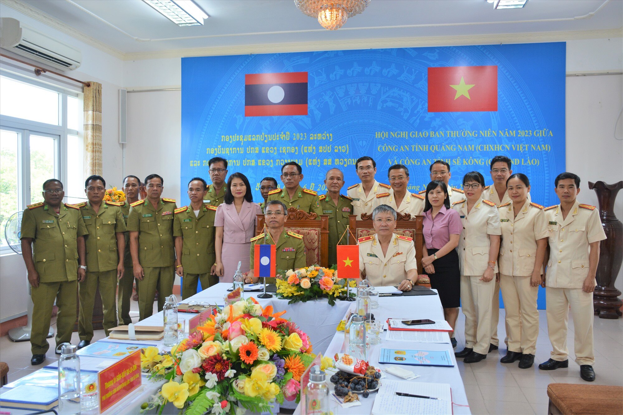 Unterzeichnung des jährlichen Memorandum of Understanding 2023 über die Zusammenarbeit zwischen der Provinzpolizei von Quang Nam und der Provinzpolizei von Sekong. Foto: M.T