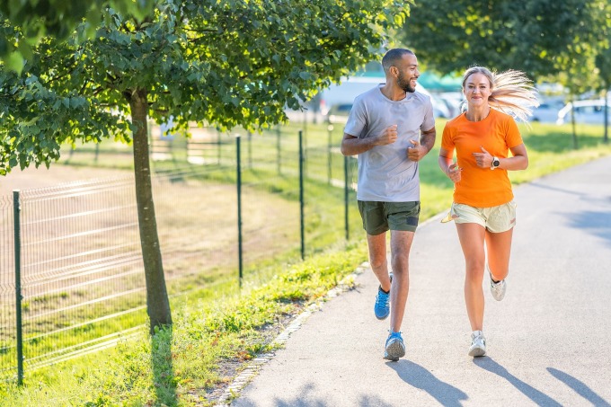 Bhạy chậm ở mức có thể trò chuyện được với đồng run là bài tập hữu ích cho các runner. Ảnh: Runners World