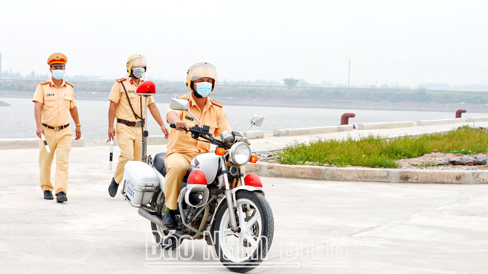 Lực lượng Công an tuần tra, kiểm soát bảo đảm an ninh, an toàn trên địa bàn thị trấn Quất Lâm (Giao Thủy).
 Bài và ảnh: Xuân Thu