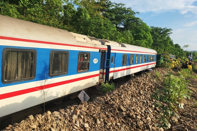 Đoàn tàu SÈ bị trật ray ở khu gian Suối Vận - Sông Phan, tỉnh Bình Thuận,