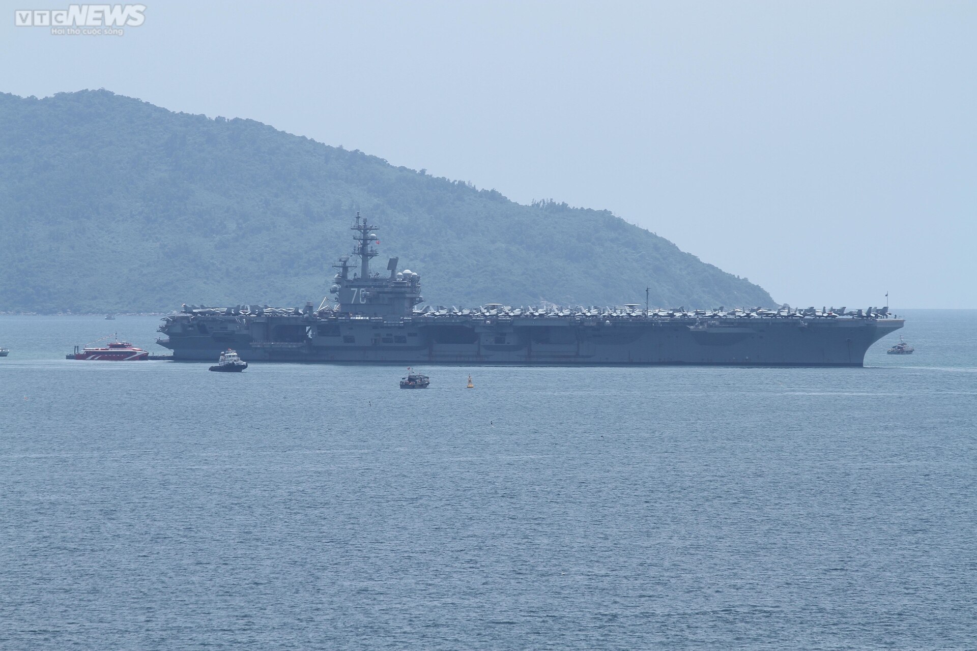 El portaaviones estadounidense USS Ronald Reagan atraca en el puerto de Da Nang - 4