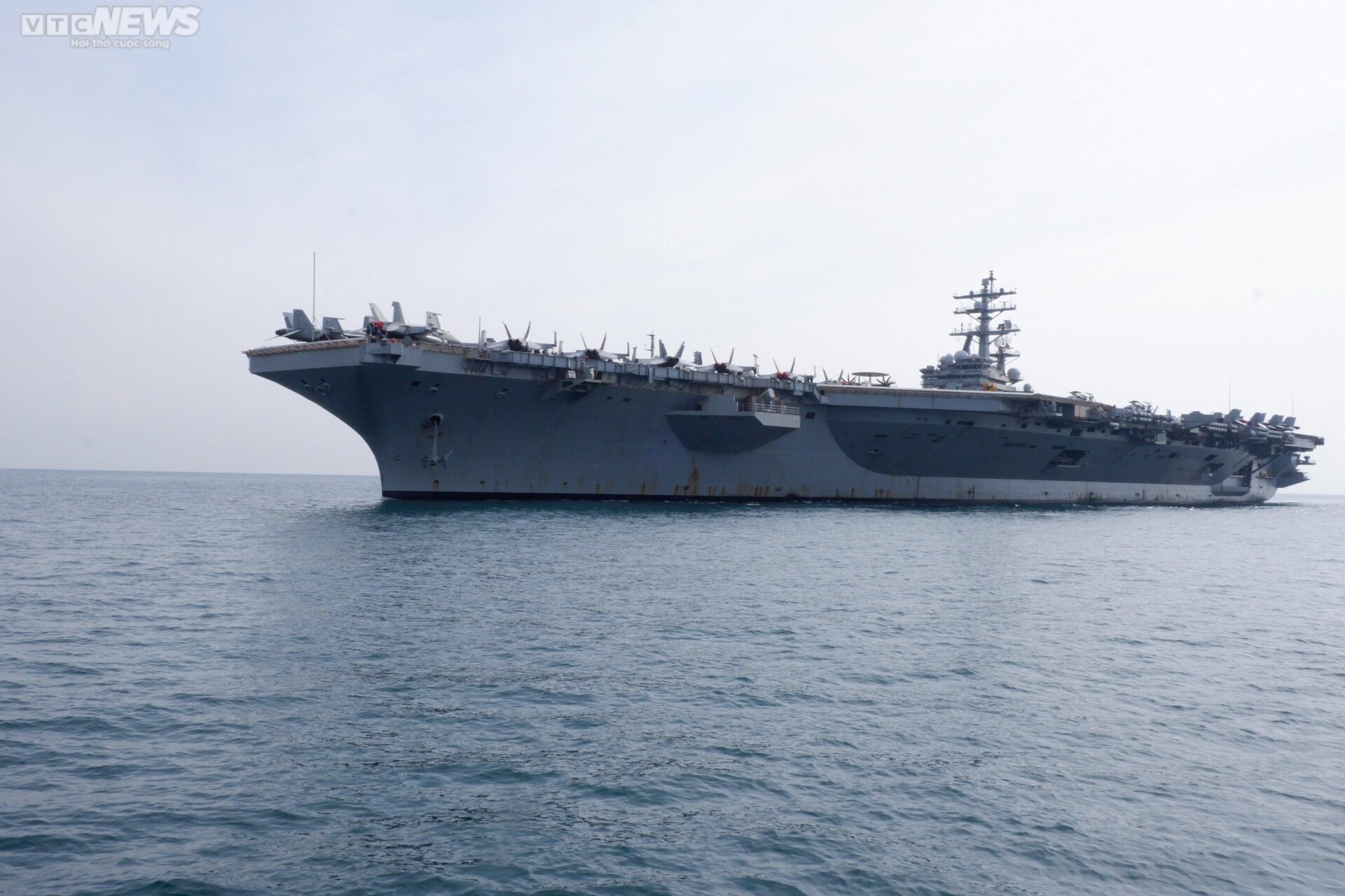 Tàu sân bay Mỹ USS Ronald Reagan cập cảng Đà Nẵng - 1