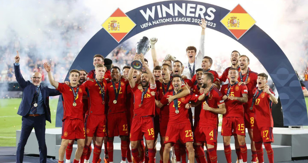 Các tuyển thủ Tây Ban Nha nâng cao cúp vô địch Nations League 2023. Ảnh: Getty Images