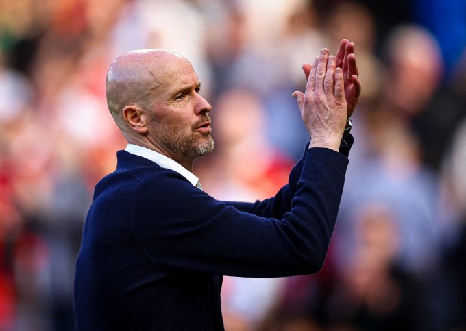 Ten Hag vỗ tay cảm ơn người hâm mộ Man Utd ở Old Trafford sau khi thắng Fulham 2-1 trong trận hạ màn Ngoại hạng Anh ngày 28/5. Ảnh: AFP