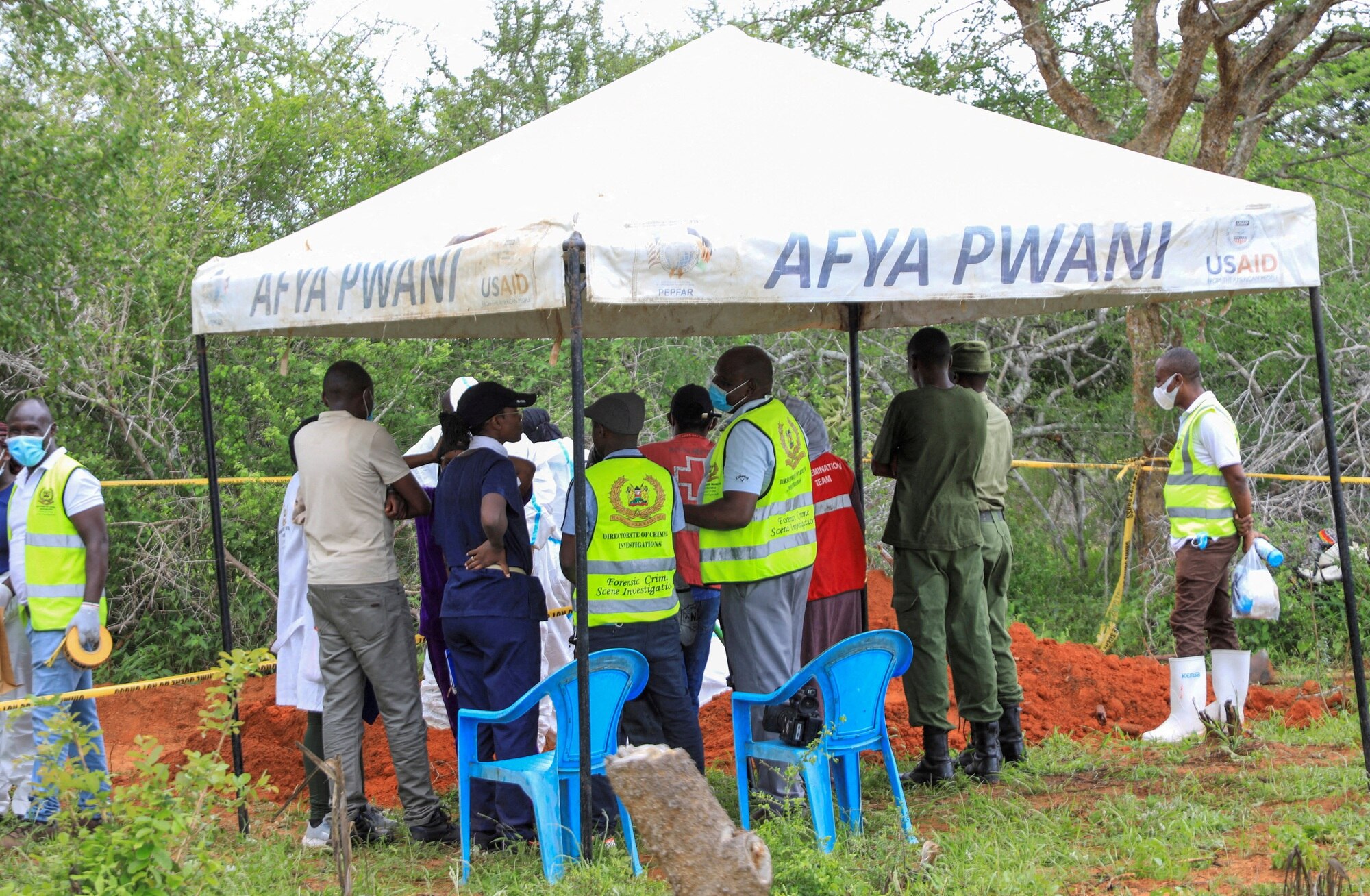 Tín đồ giáo phái 'nhịn đói đến chết' tại Kenya bị buộc tội cố ý tự tử - Ảnh 1.