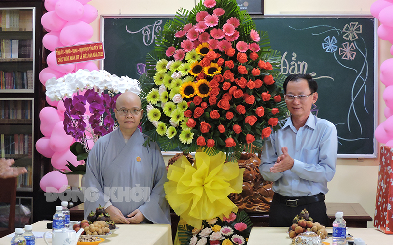 Phó chủ tịch UBND tỉnh Nguyễn Minh Cảnh cùng đoàn đến thăm, tặng hoa tại Ban Trị sự Tịnh độ cư sĩ Phật hội Việt Nam tỉnh.