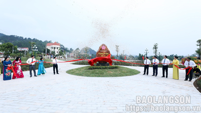 'Cô giáo không tay' Lê Thị Thắm chia sẻ tại lễ trao giải thưởng Thanh niên sống đẹp 2023 - Ảnh: LÂM HẢI