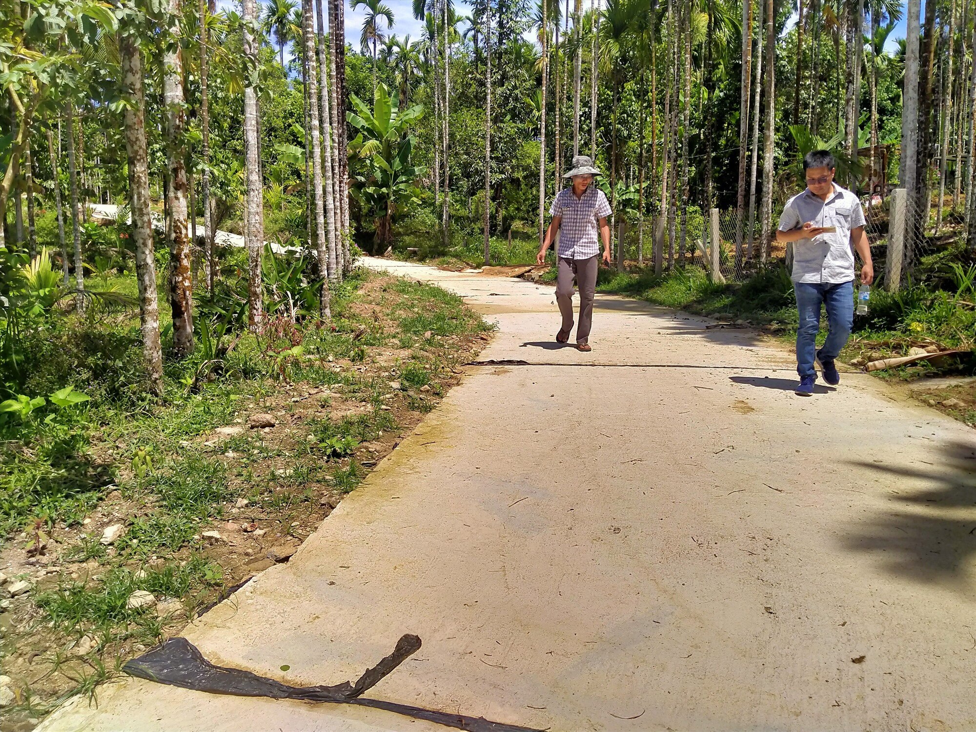 Tuyến đường giao thông dài 1km của tổ 8 (thôn 1, xã Tiên Lãnh, Tiên Phước) thi công tổng cộng chưa đến 10 ngày nhưng đã nảy sinh nhiều “tai tiếng” tại địa phương. Ảnh: P.V