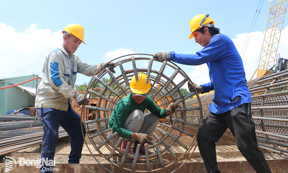 Công nhân thi công xây dựng cầu Nhơn Trạch thuộc dự án 1A, đoạn Tân Vạn - Nhơn Trạch, dự án Đường vành đai 3 - TP.HCM