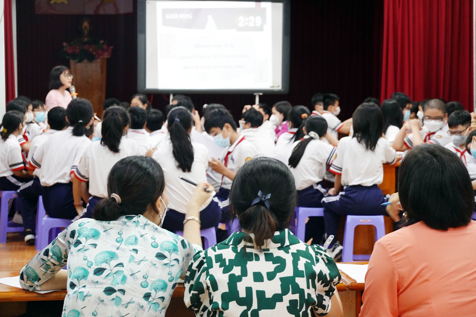 Thiếu giáo viên kéo dài: TP.HCM tìm giải pháp - Ảnh 2.