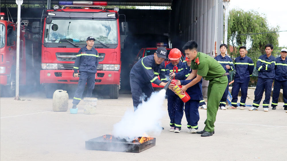  Chiến sĩ phòng cháy chữa cháy và cứu hộ cứu nạn hướng dẫn các em thiếu nhi thực hành kỹ năng chữa cháy