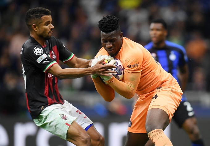 Onana ôm bóng trong trận bán kết lượt về Champions League thắng Milan 1-0 hôm 16/5. Ảnh: Reuters