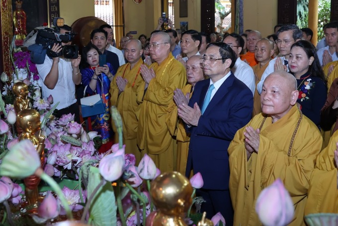 Thủ tướng Phạm Minh Chính tới chùa Quán Sứ chúc mừng chức sắc, tăng ni, phật tử Giáo hội Phật giáo Việt Nam nhân dịp Đại lễ Phật đản, sáng 2/6. Ảnh: Nhật Bắc