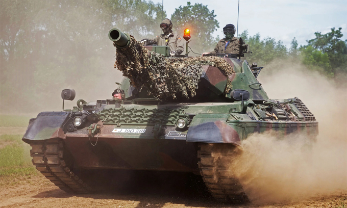 Xe tăng chủ lực Leopard 1A5 của Đức trình diễn tại thị trấn Dillingen an der Donau tháng 6/2019. Ảnh: Bundeswehr