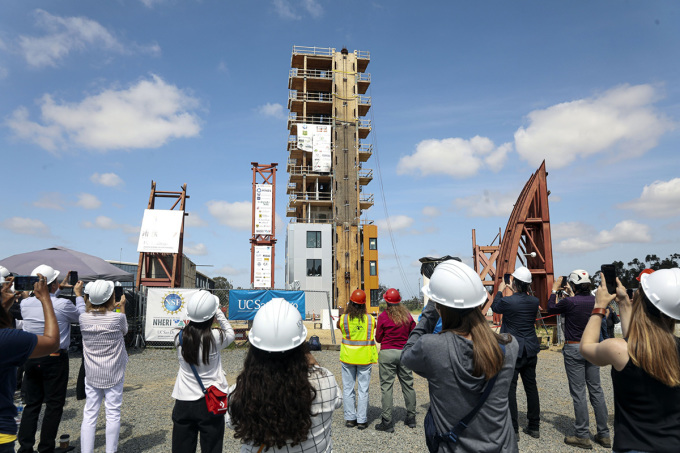 Tòa nhà gỗ TallWood trải qua thử nghiệm với bàn rung lắc ở San Diego hồi tháng 5. Ảnh: Sandy Huffaker/Bloomberg