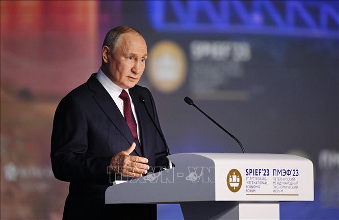 Tổng thống Nga Vladimir Putin phát biểu tại Diễn đàn Kinh tế Quốc tế St. Petersburg ngày 16-6-2023. Ảnh: AFP/TTXVN