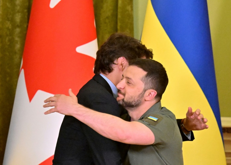 Thủ tướng Canada Justin Trudeau ôm Tổng thống Ukraine Volodymyr Zelensky trong cuộc gặp mới đây ở Kiev. Ảnh: Canadian Press