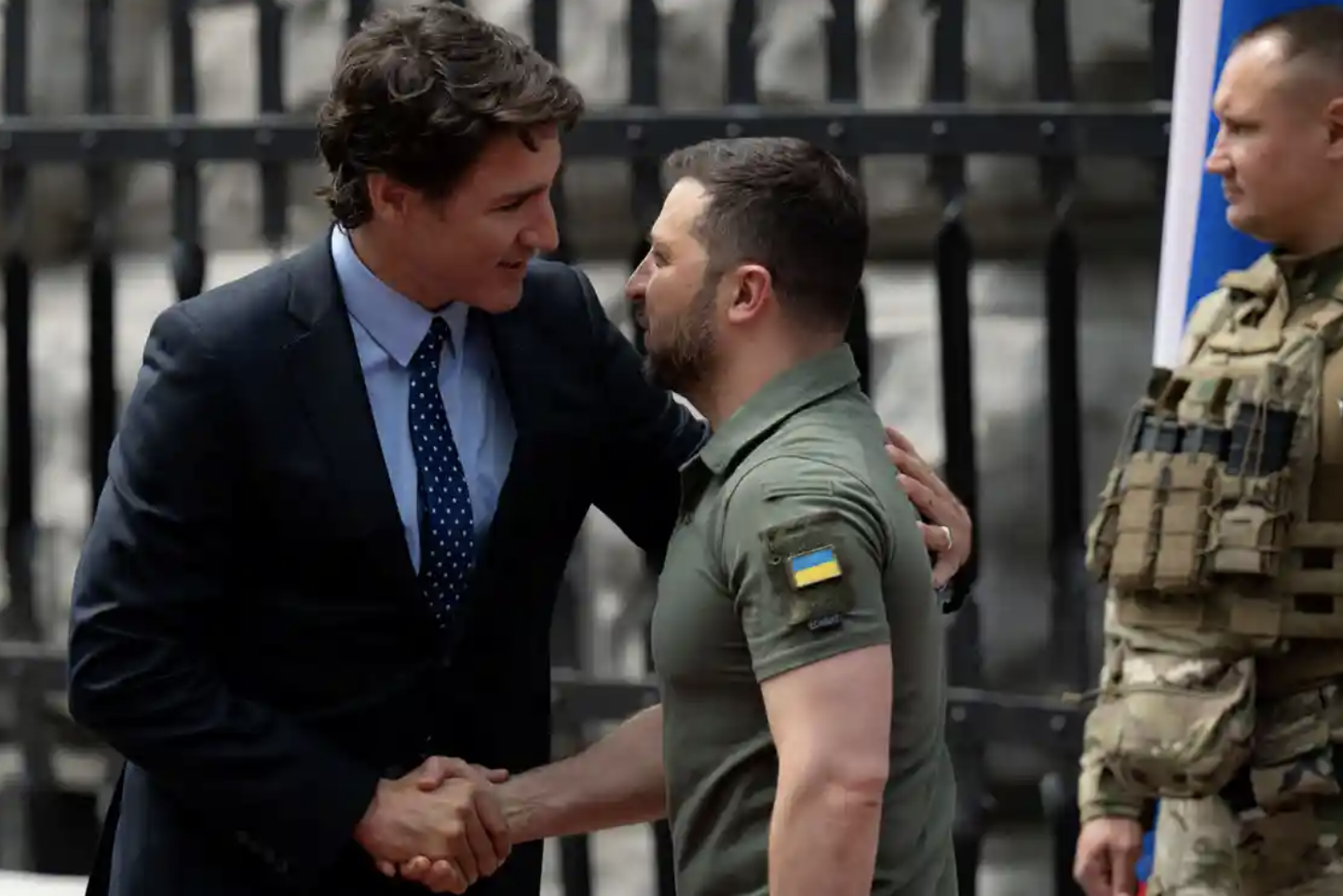 Tổng thống Ukraine, Zelensky chào đón Thủ tướng Canada, Trudeau trong chuyến thăm bất ngờ của ông đến Kiev ngày 10-6-2023. Ảnh: Reuters