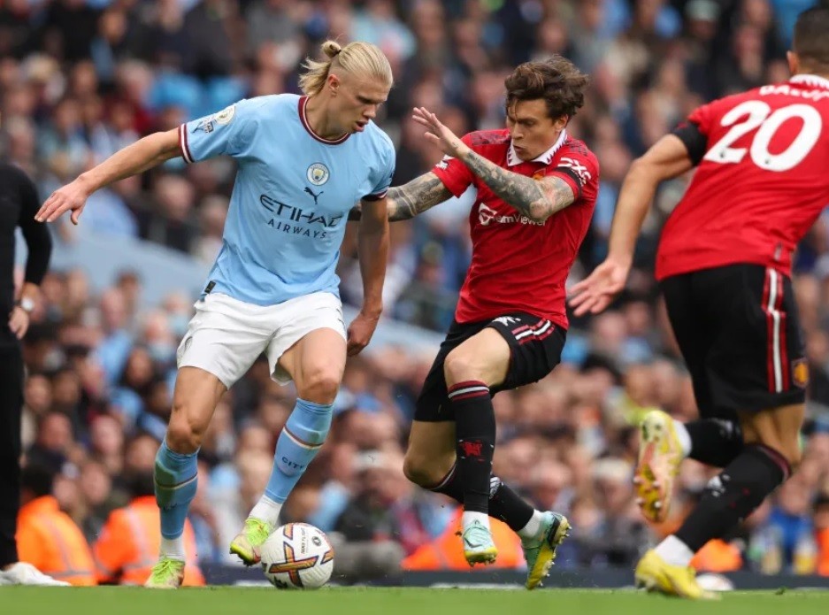 Lần đầu tiên chung kết FA Cup là Derby Manchester (Nguồn: 90min)