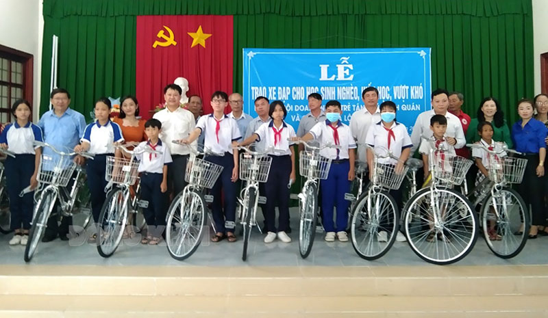 Trao xe đạp cho học sinh nghèo.