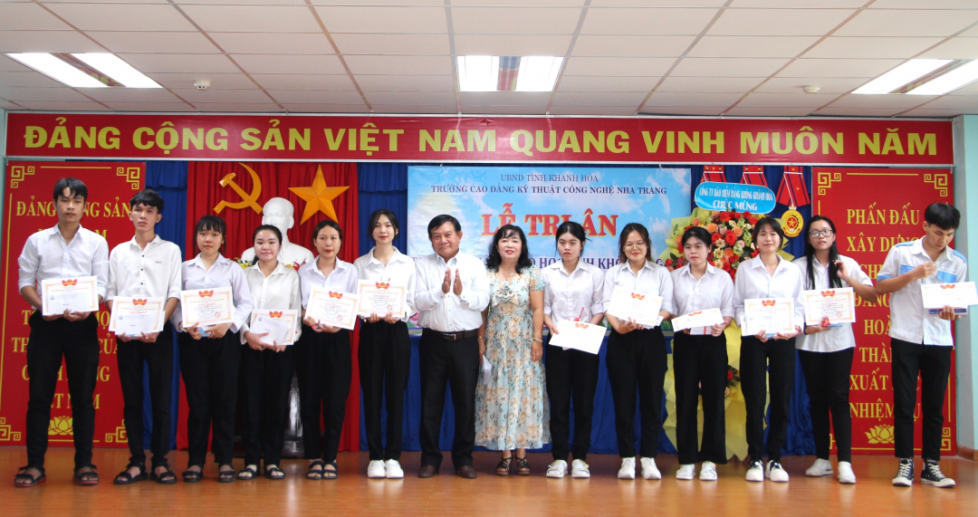 Đại diện lãnh đạo Trường Cao đẳng Kỹ thuật Công nghệ Nha Trang khen thưởng cho những học sinh giỏi.