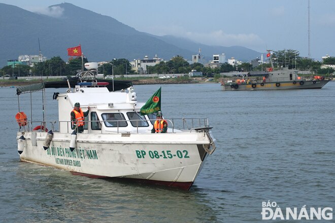 Ngay từ 18 giờ chiều, các cán bộ, chiến sĩ và phương tiện đã sẵn sàng thực hiện nhiệm vụ bảo đảm an toàn trên sông Hàn. Ảnh: HOÀNG HIỆP