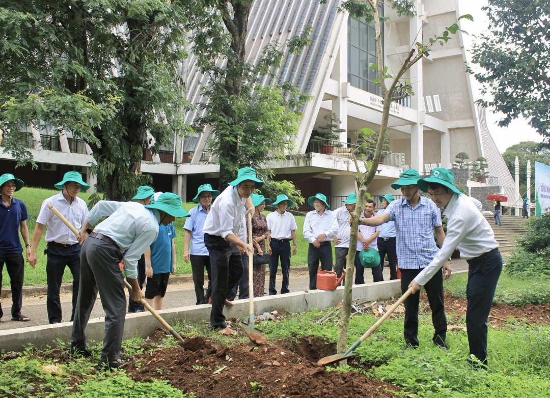 Cán bộ, viên chức, người lao động tham gia trồng cây