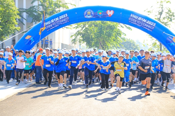 Giải chạy bộ “ VHU Run 2023 – Code to Connect” ngoài ý nghĩa gắn kết, còn gây quỹ giúp đỡ học sinh - sinh viên có hoàn cảnh khó khăn