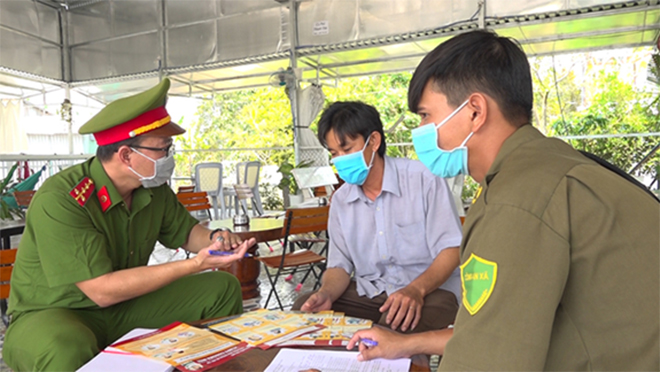 Công an xã tuyên truyền chủ trương, đường lối của Đảng và Nhà nước cho người dân