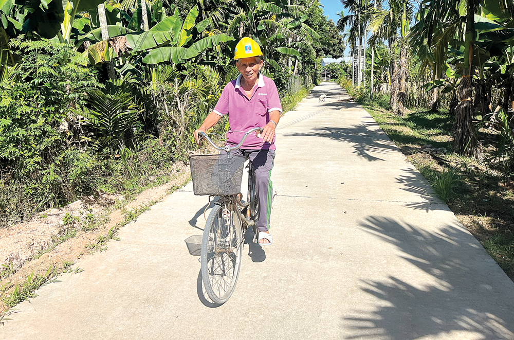 Chi hội trưởng Chi hội Nông dân thôn Phước Xã, xã Đức Hòa (Mộ Đức) Ngô Văn Hoa đã hiến đất để mở rộng đường nông thôn.    