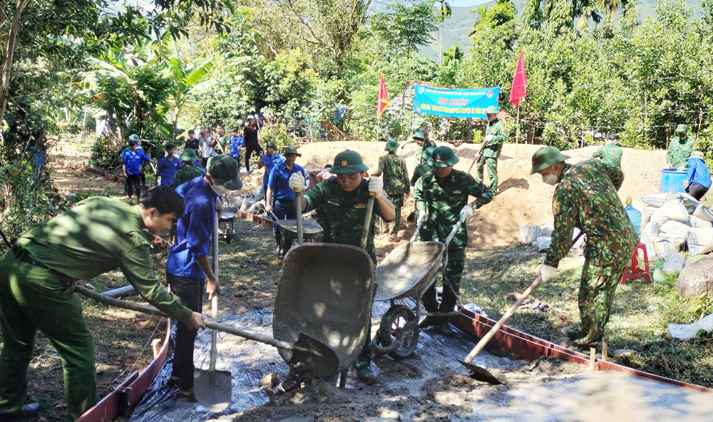 Bộ đội biên phòng tham gia làm đường bê tông nông thôn tại xã Trà Thủy (Trà Bồng).