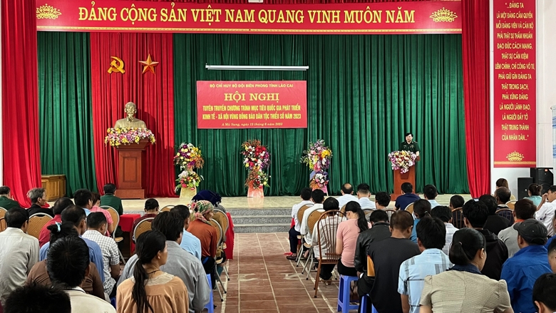 Quang cảnh buổi tuyên truyền tại xã  A Mú Sung.jpg