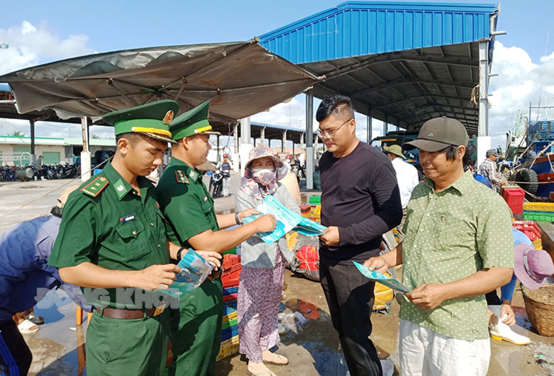 Tổ công tác Đồn Biên phòng Cửa Đại tuyên truyền chống khai thác IUU cho ngư dân tại Cảng cá Bình Đại.