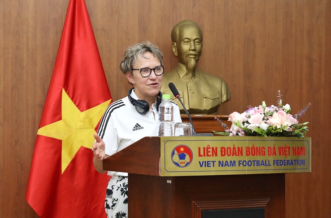 UEFA hỗ trợ VFF, VPF phát triển V-League - 1