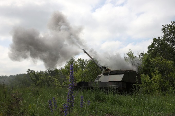 Binh sĩ Ukraine vận hành pháo tự hành Panzerhaubitze 2000 ở Donetsk hôm 15/6. Ảnh: AFP