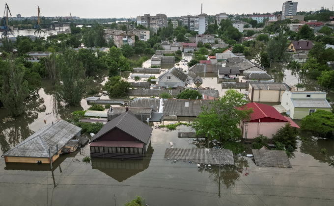 Một khu vực ở thành phố Nova Kakhovka ngập trong nước ngày 7/6 sau khi đập Kakhovka bị vỡ. Ảnh: Reuters