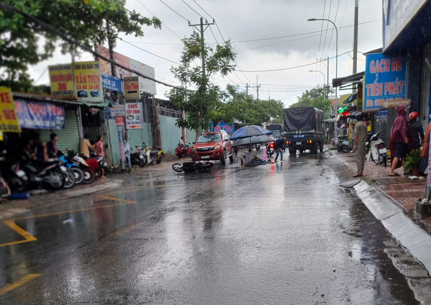 TP.HCM: Va cửa ô tô ngã ra đường, một người bị xe tải cán tử vong - Ảnh 1.