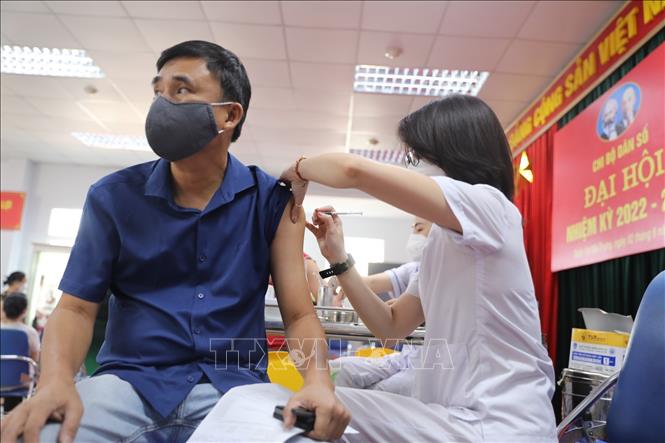 Tiêm vaccine phòng COVID-19 cho người dân. Ảnh: TTXVN